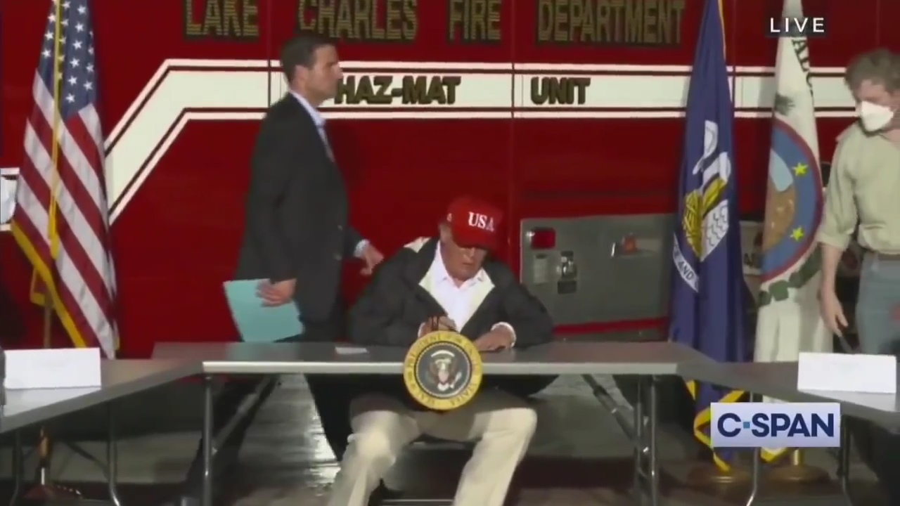 Trump Goes VIRAL for Awesome Hot Mic Moment with First Responders 31-8-2020