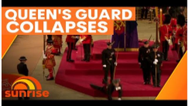 BREAKING !! ROYAL QUEEN'S GUARD COLLAPSES IN FRONT OF HER COFFIN !! 15-9-2022